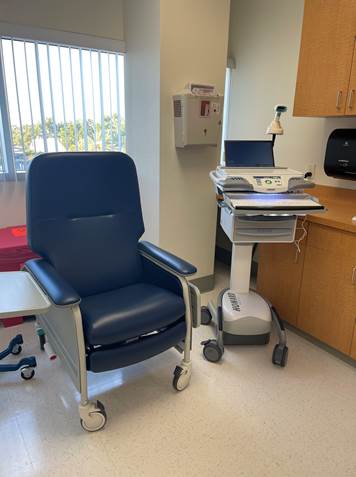 A chair in a room

Description automatically generated