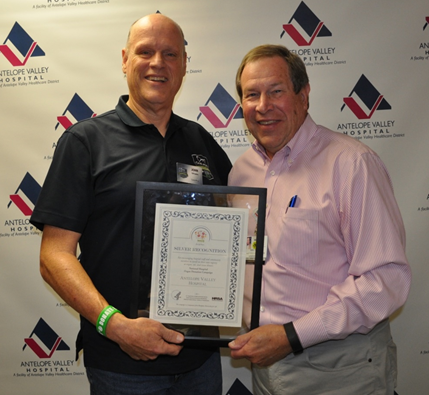  John Whalen presents a National Hospital Organ Donation Campaign Silver Recognition Award to AV Hospital Chief Executive Officer Mike Wall. 